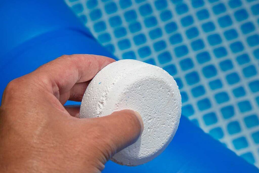 sandfilter-hand_haellt_chlortablette_ueber_pool.jpg