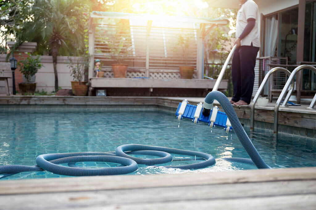 Poolsauger ähneln optisch Staubsauger, entfernen aber Fremdstoffe aus dem Wasser