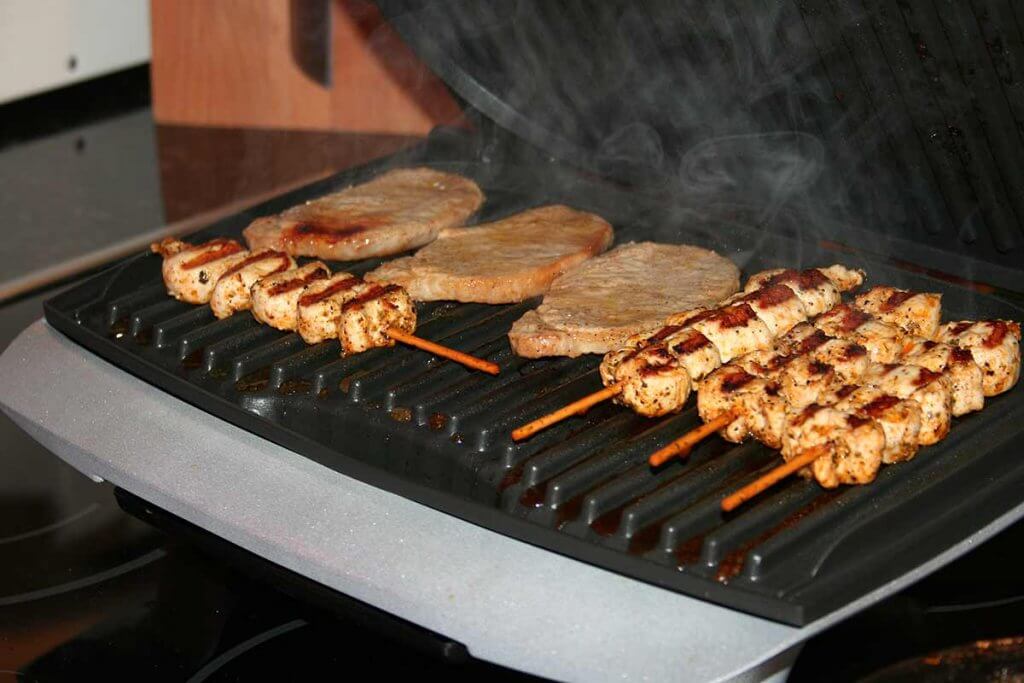 Fleisch auf dem Sandwich-Grill