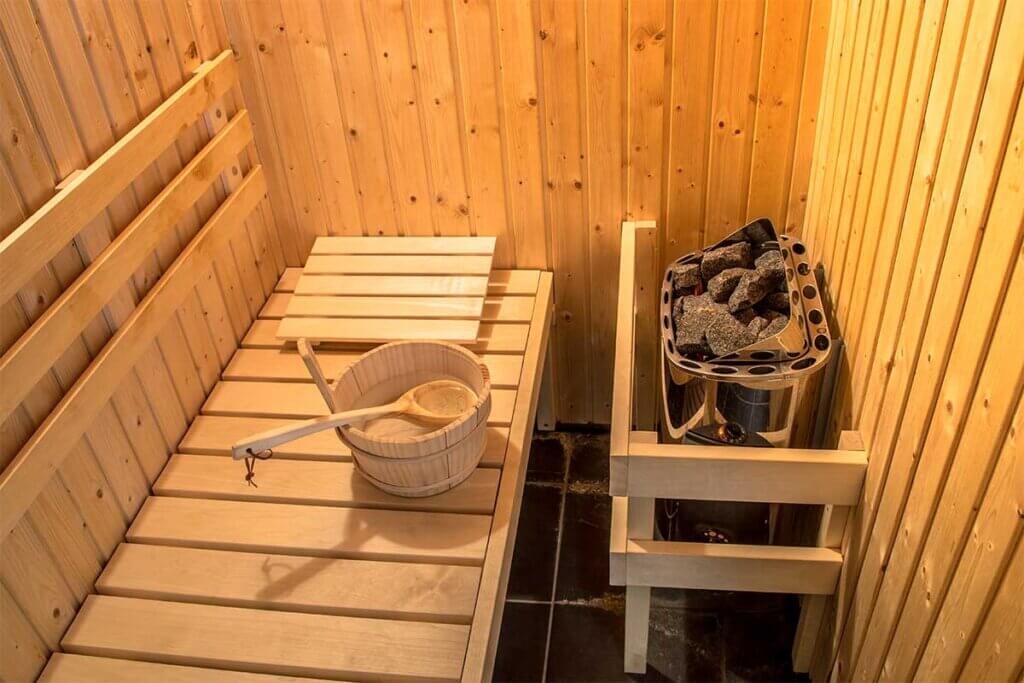 innere einer kleinen finnischen sauna zum reinlegen