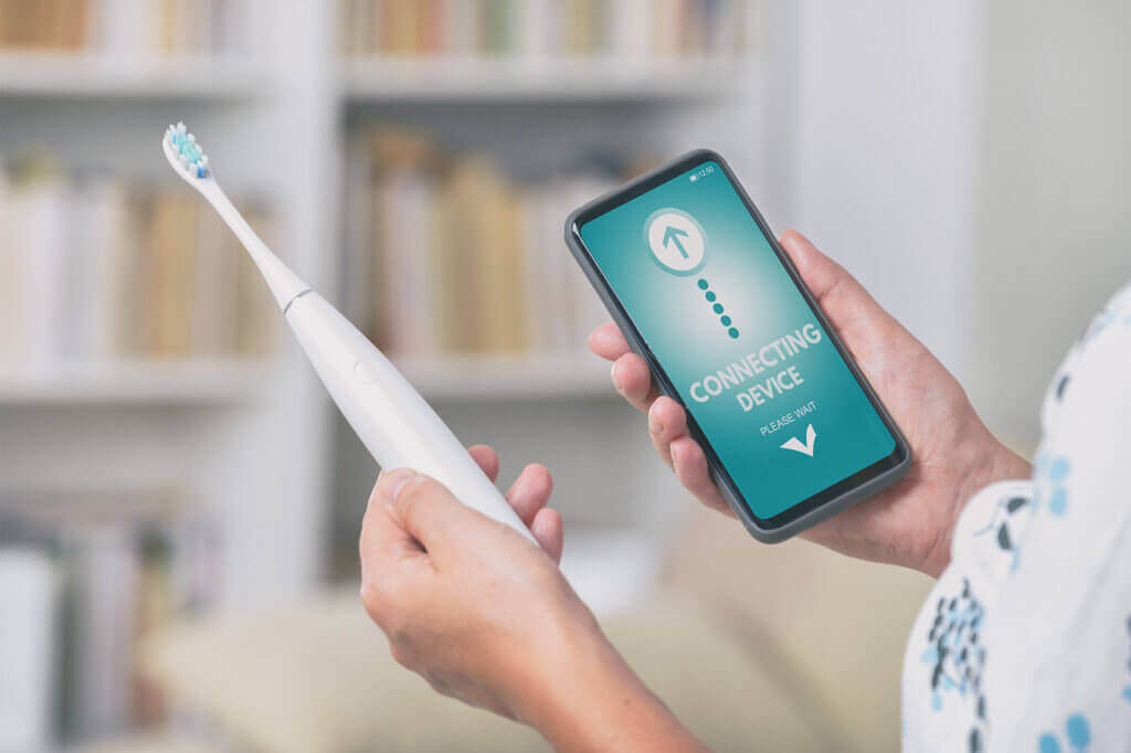 Zahnbürste und Smartphone mit App
