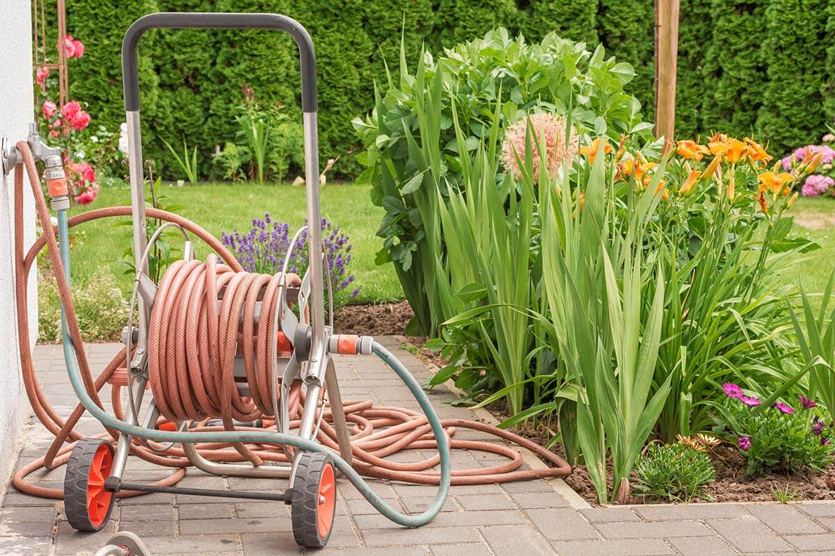 Ein Schlauchwagen im Garten