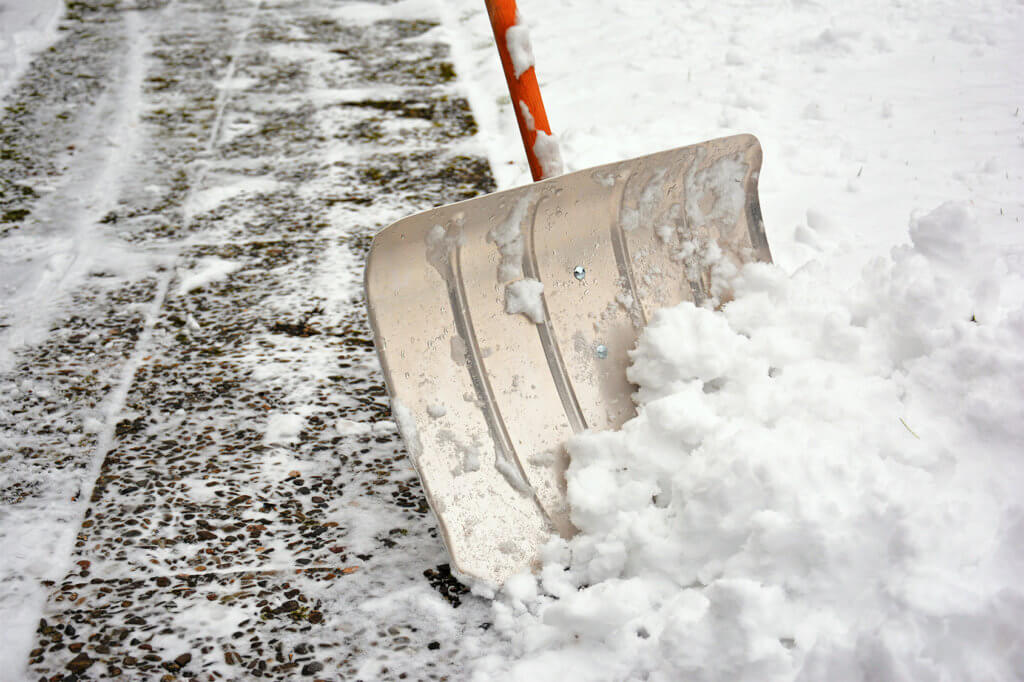 Schaufel im Schnee