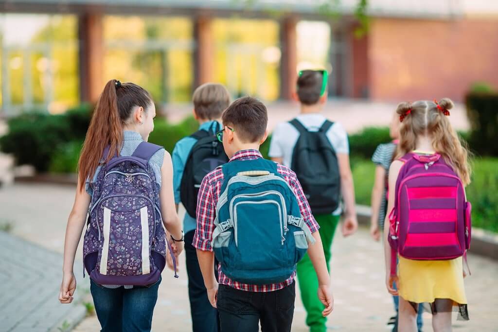 mehrere kinder auf dem weg zur schule