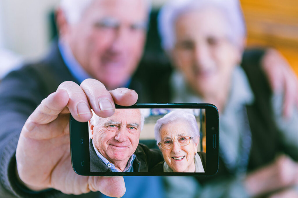 älteres Paar macht Selfie mit Smartphone