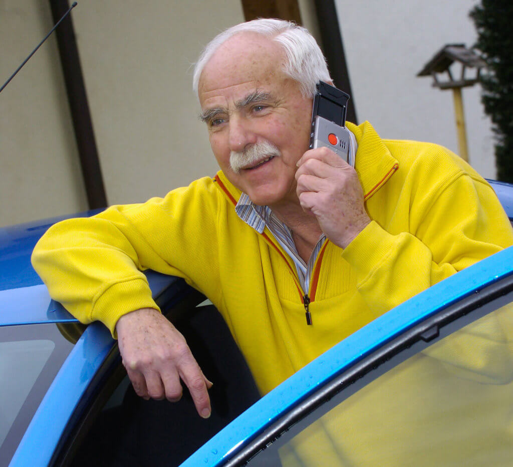 Senior telefoniert
