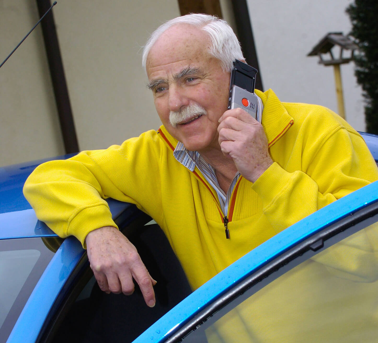 älterer Herr telefoniert