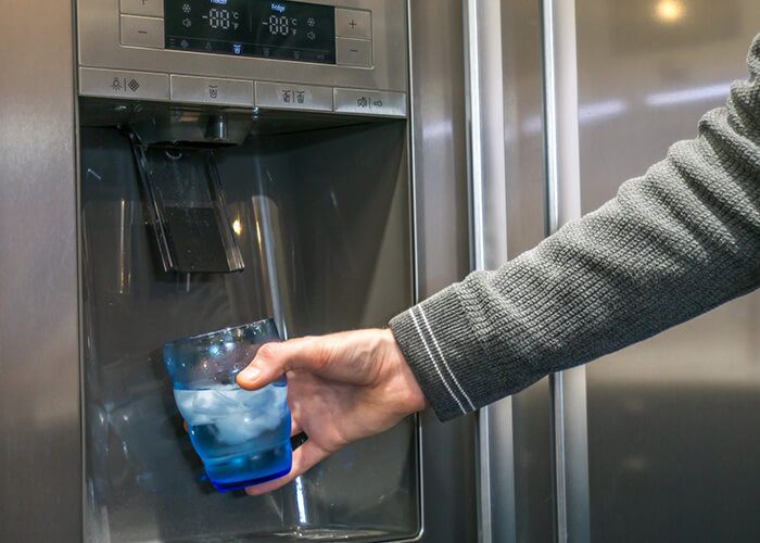 Eiswasser aus Kühlschrank