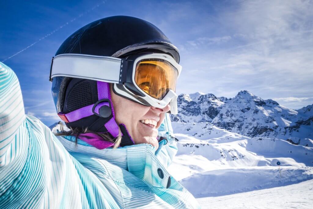 skihelm-lachende_person_beim_skifahren