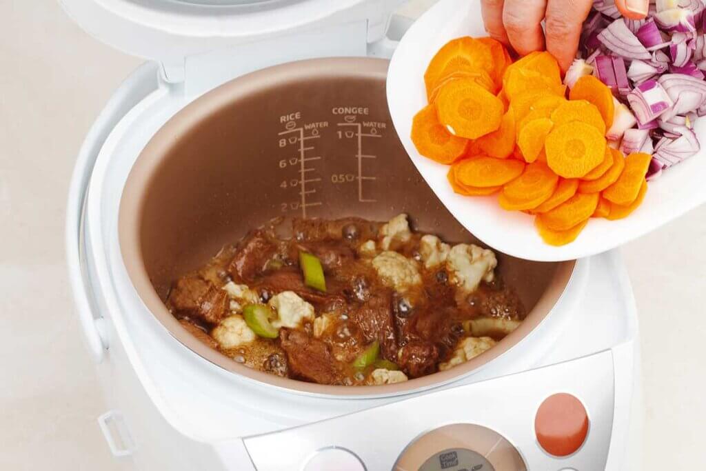 Zutaten werden in Slow Cooker getan