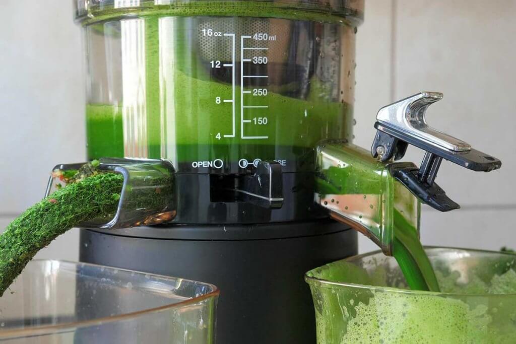 Slow Juicer presst grünen Saft