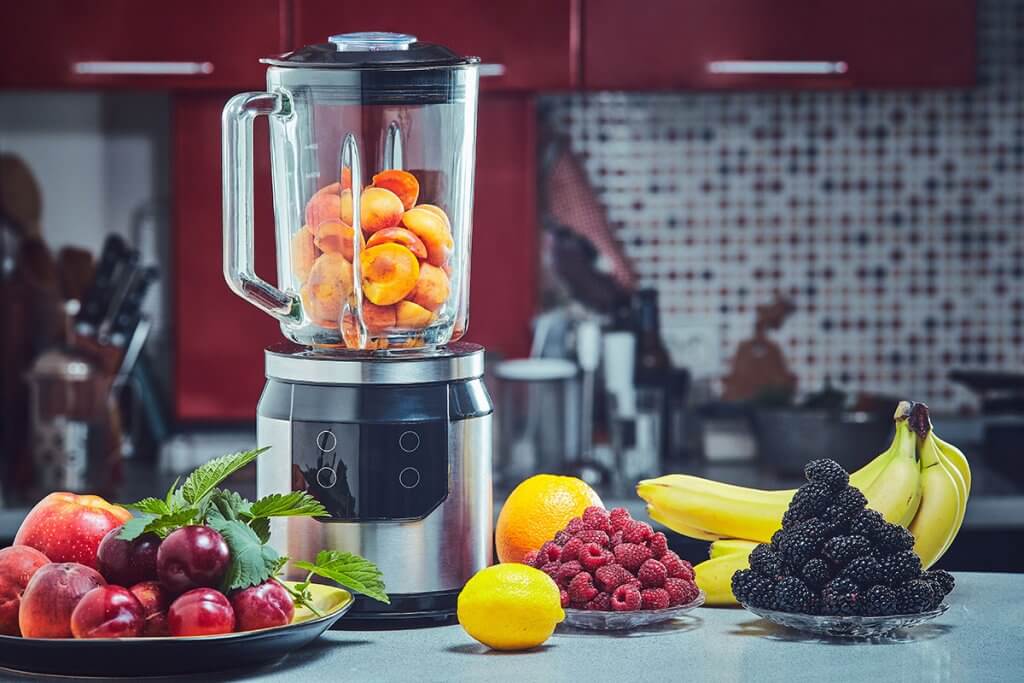 Mixer mit vielen Fruechten in Kueche