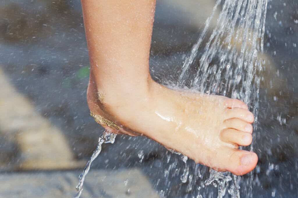 Fuß wird unter Dusche gewaschen