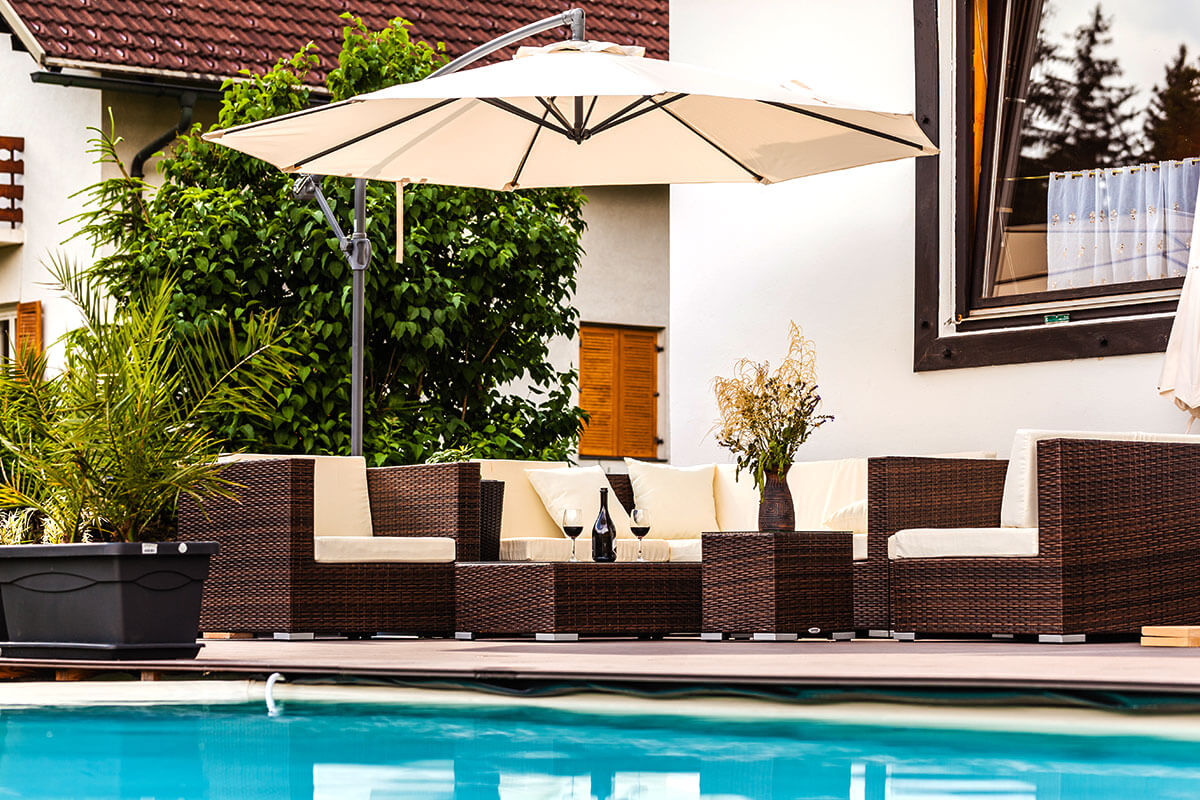 grosser Pool mit Lounge und Sonnenschirm