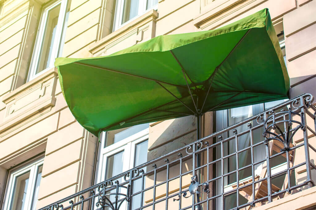 Halbschirm auf Balkon