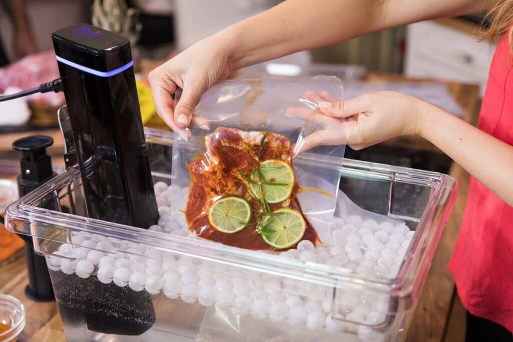 Frau kocht Fleisch Sous-Vide