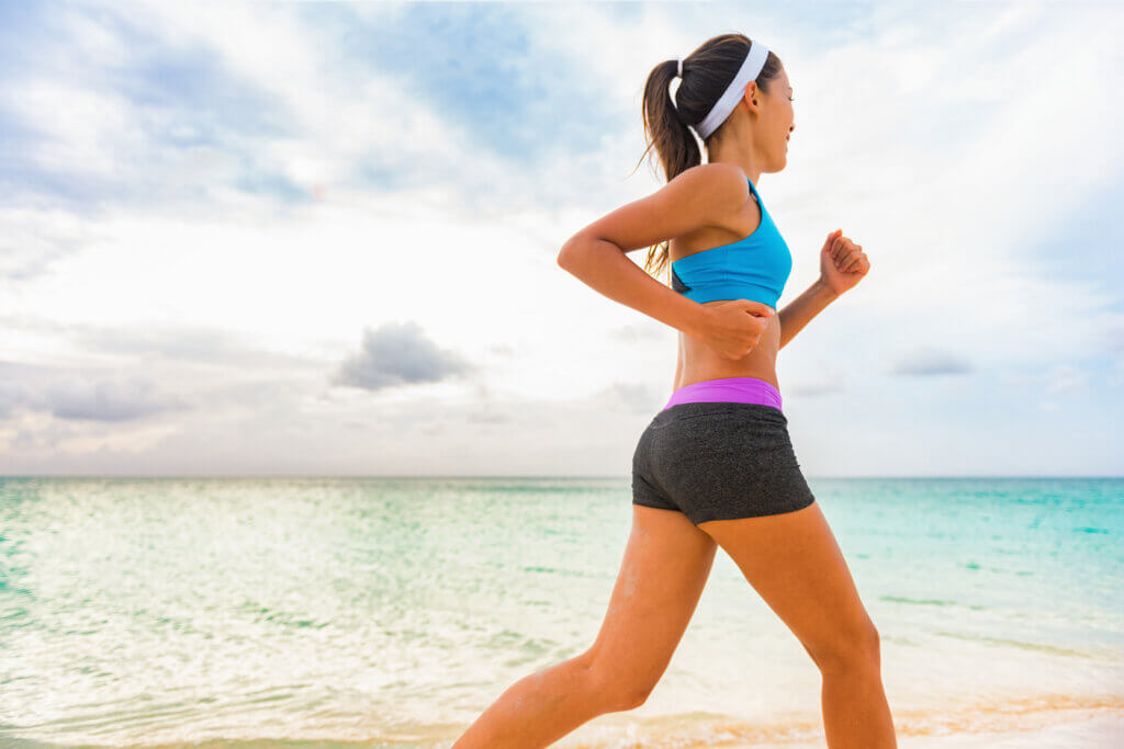 Joggerin am Strand