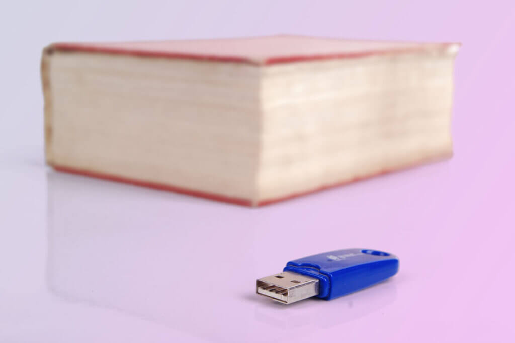 Wörterbuch und USB-Stick