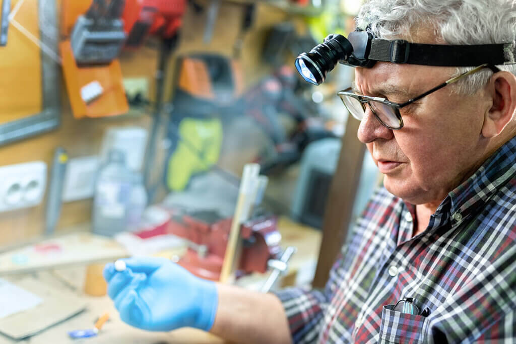 Handwerksmeister arbeitet mit Stirnlampe