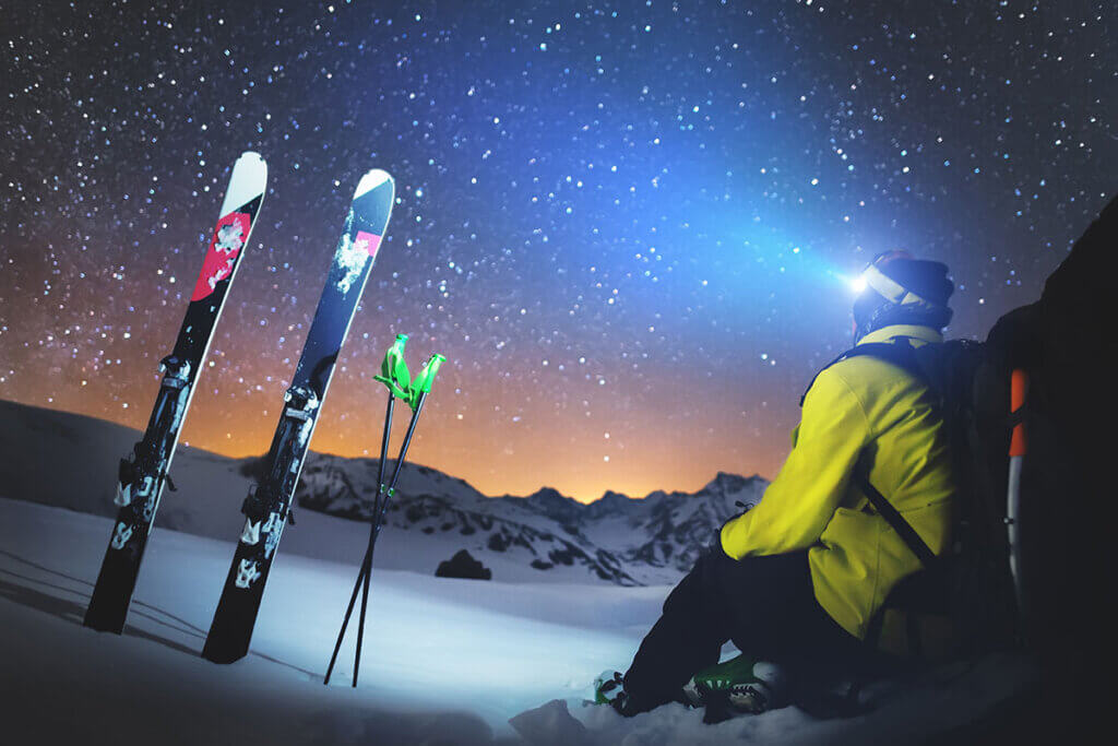 Skifahrer mit Stirnlampe