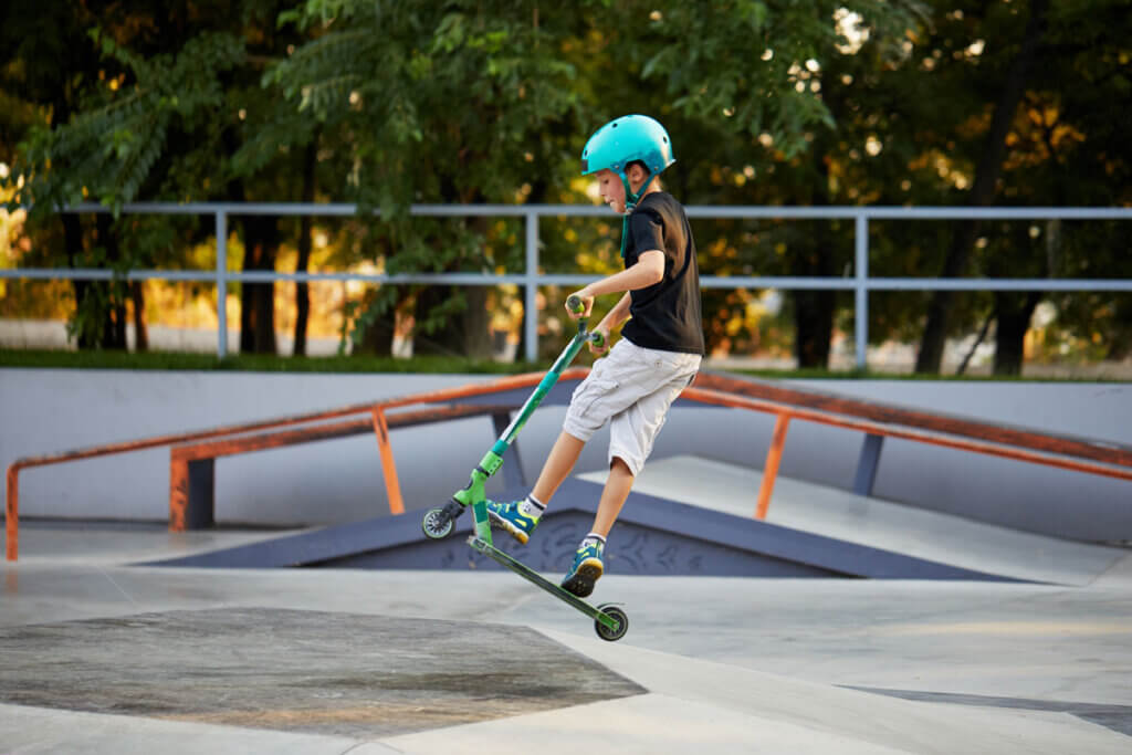 Kind mit Scooter im Skatepark