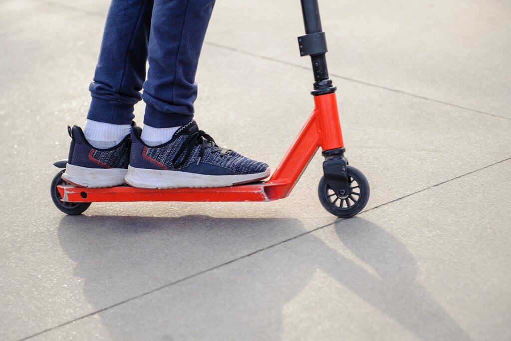 Person faehrt mit einem Stunt-Scooter