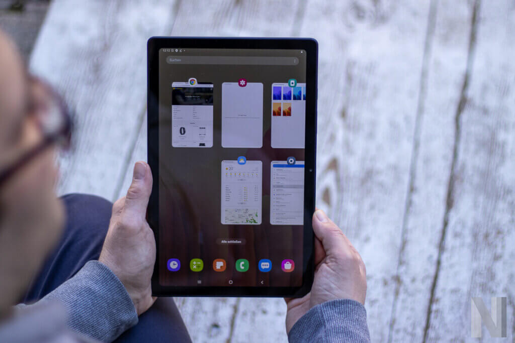 Mann der ein Tablet mit beiden HÀnden hÀlt