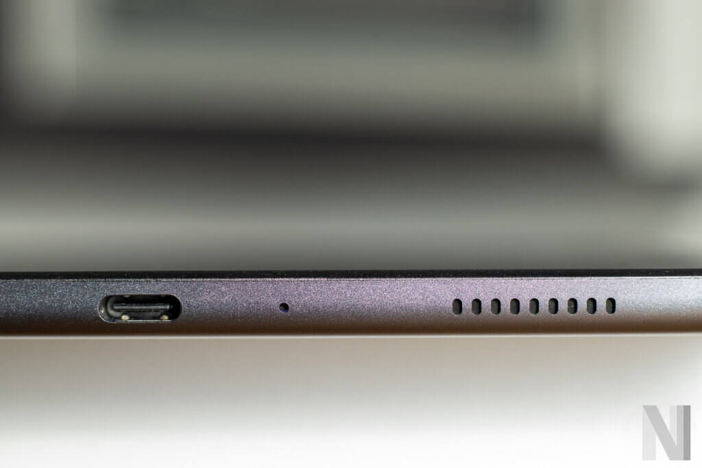 USB-Anschluss (Typ C), Mikrofon und Lautsprecher an der Unterseite eines Tablets.