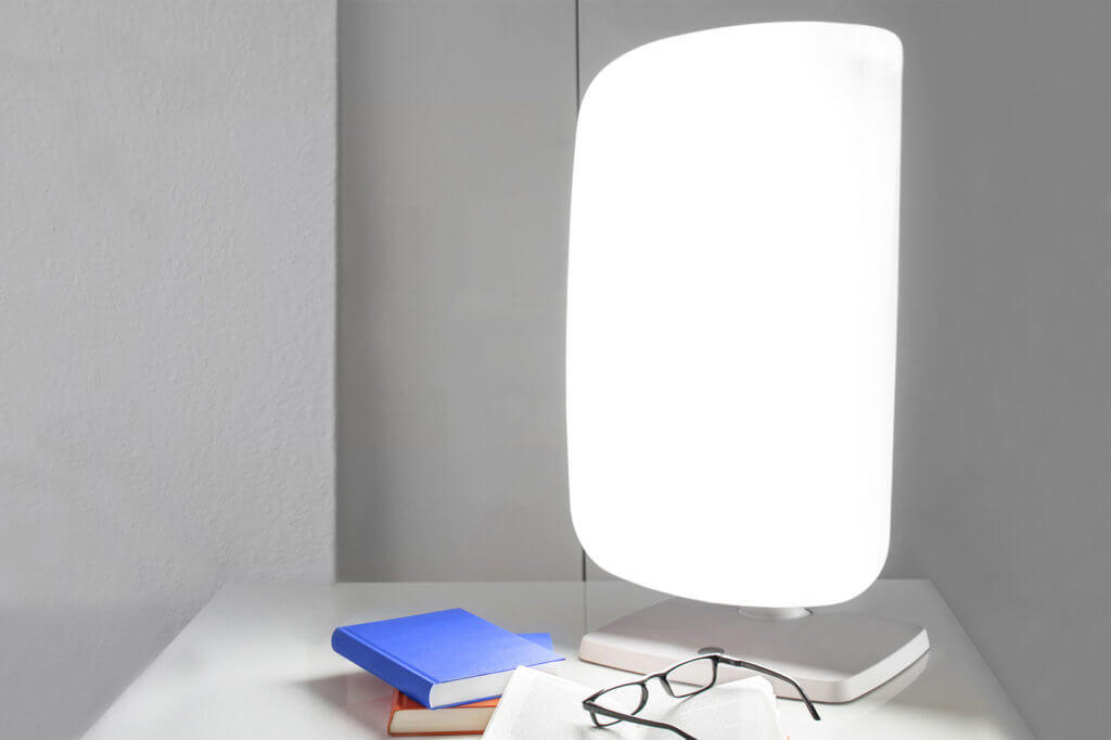 Tageslichtlampe steht auf Schreibtisch
