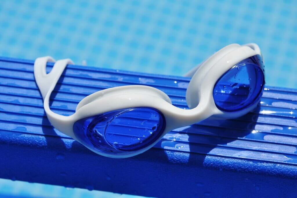Brille am Pool-Rand