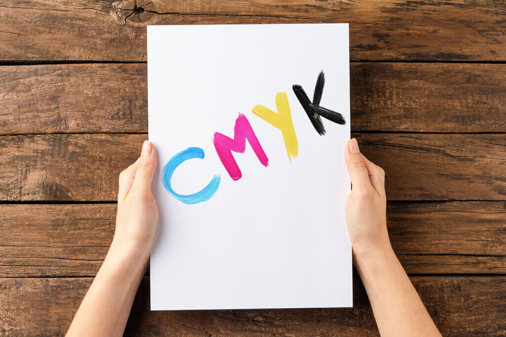 CMYK mit Farbe auf Papier geschrieben