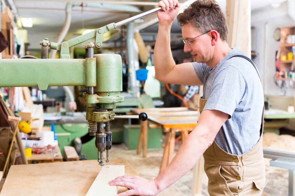 Tischbohrmaschine in Werkstatt