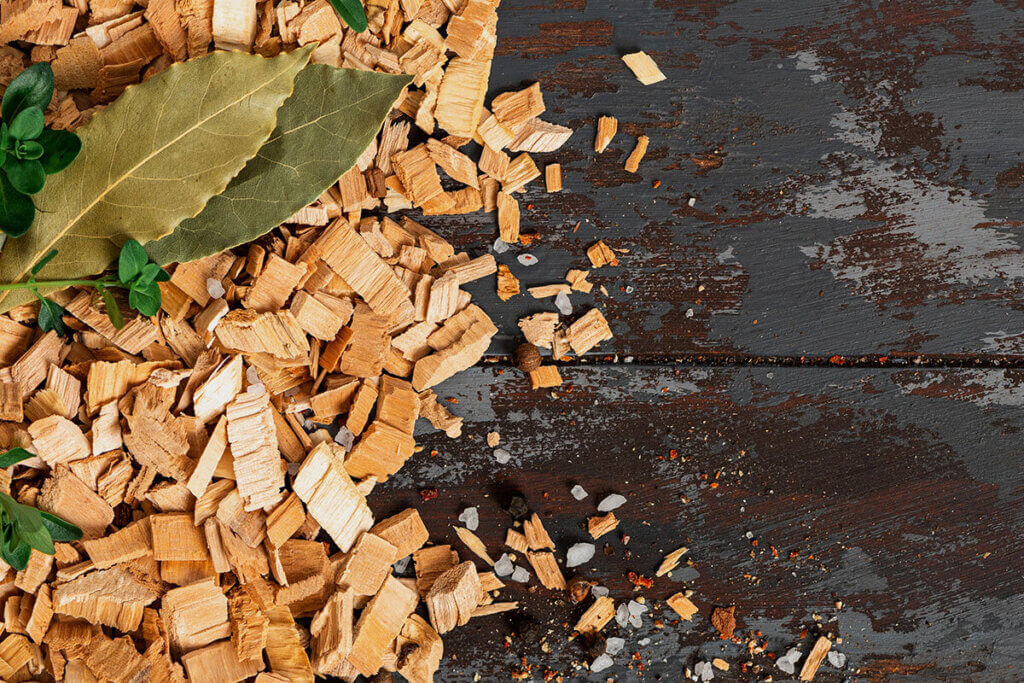 Holzchips liegen auf einem Gartentisch