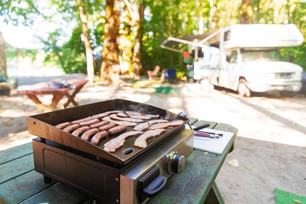 wuerste und schinken werden auf grill zubereitet