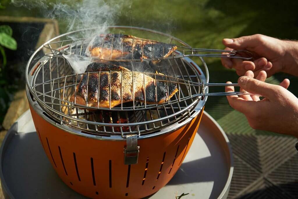 Lachs wird auf einem Kugelgrill gegrillt