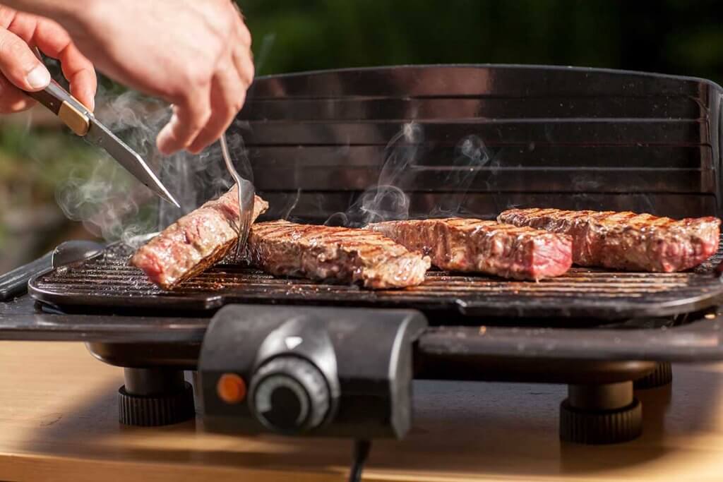 Steak wird einem E-Grill zubreitet
