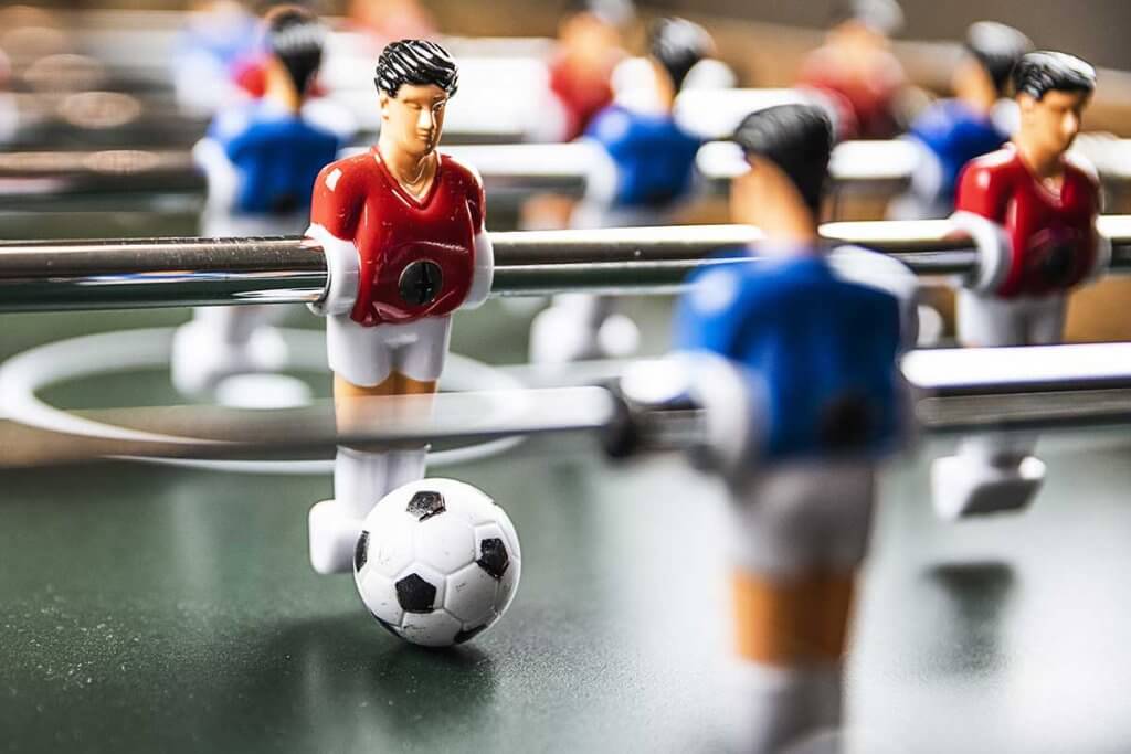 Kickerfiguren auf Tisch