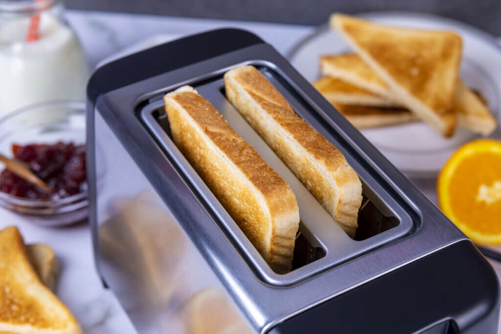 fertiges Toast steckt in Toaster