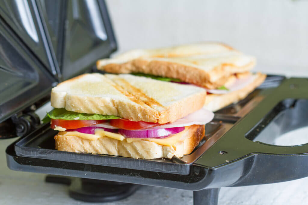 fertiges Sandwich in Sandwich-Toaster