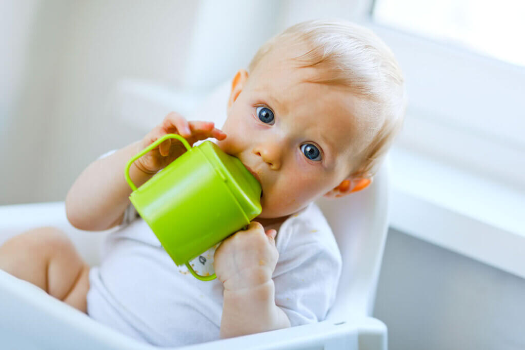 trinklernbecher-baby_mit_großen_augen_trinkt_aus_lernbecher