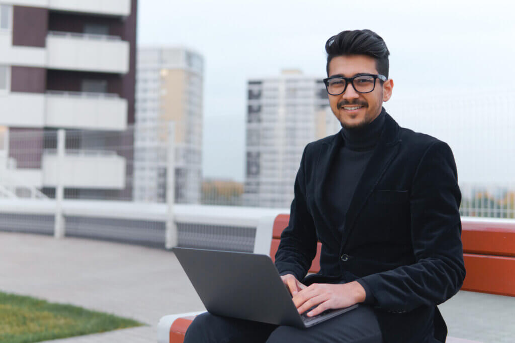 junger Mann mit Ultrabook auf Dachterrasse