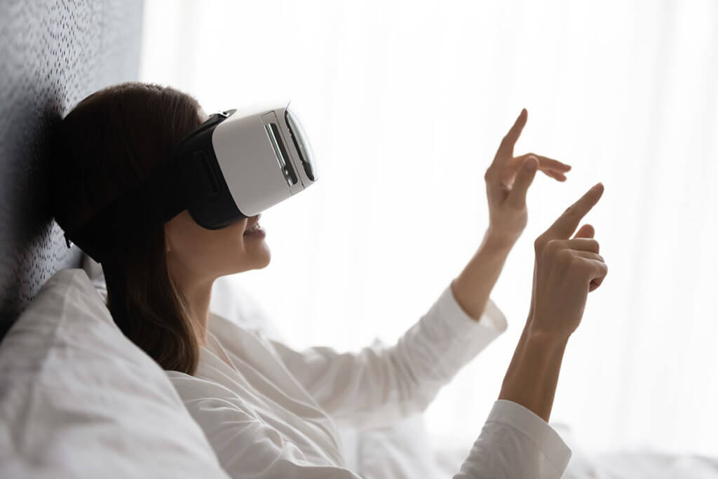 Frau nutzt VR-Brille