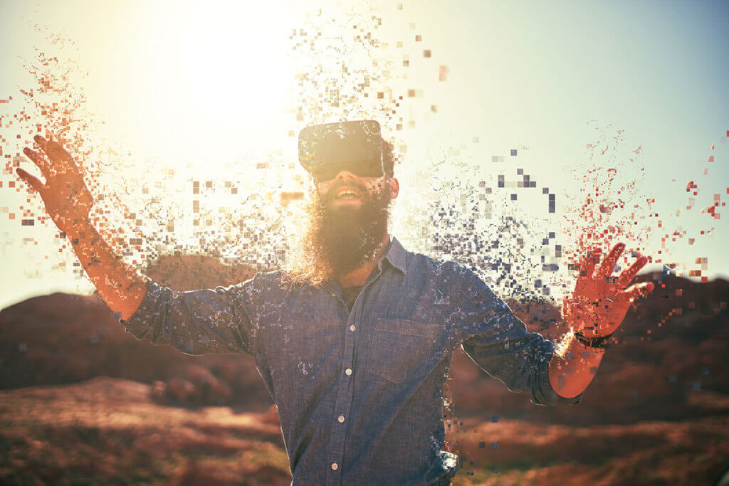 Mann nutzt VR-Brille