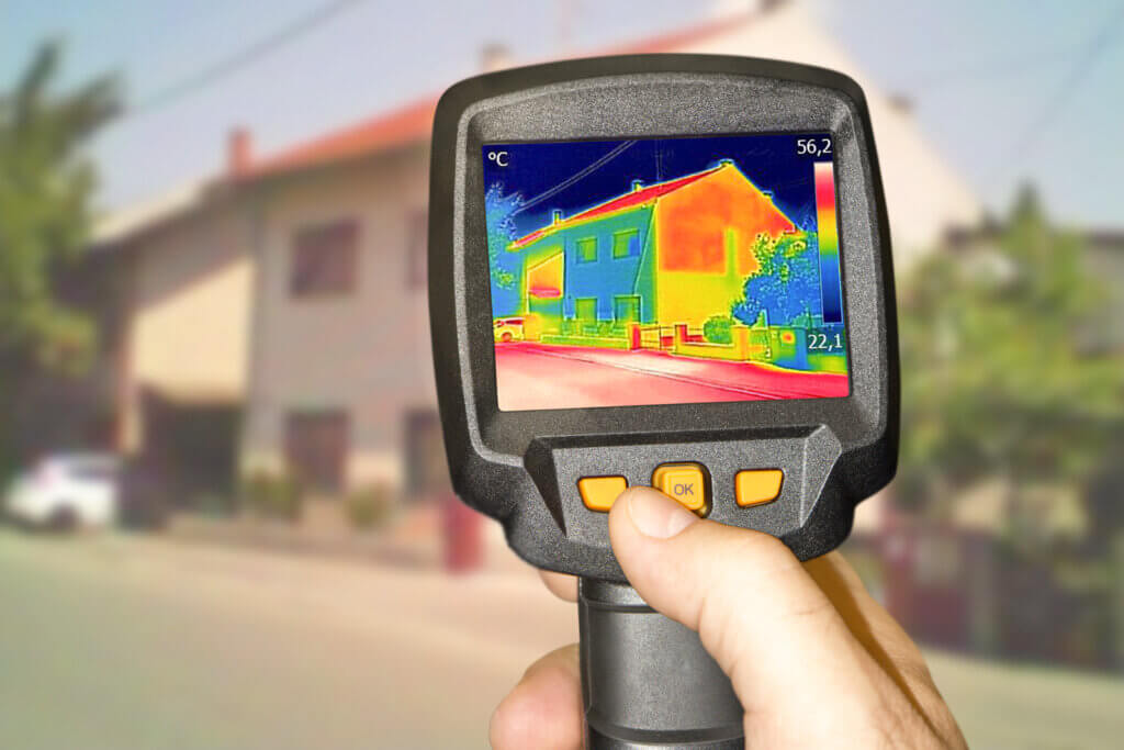Wärmebildkamera zeigt Wärmebild von Haus