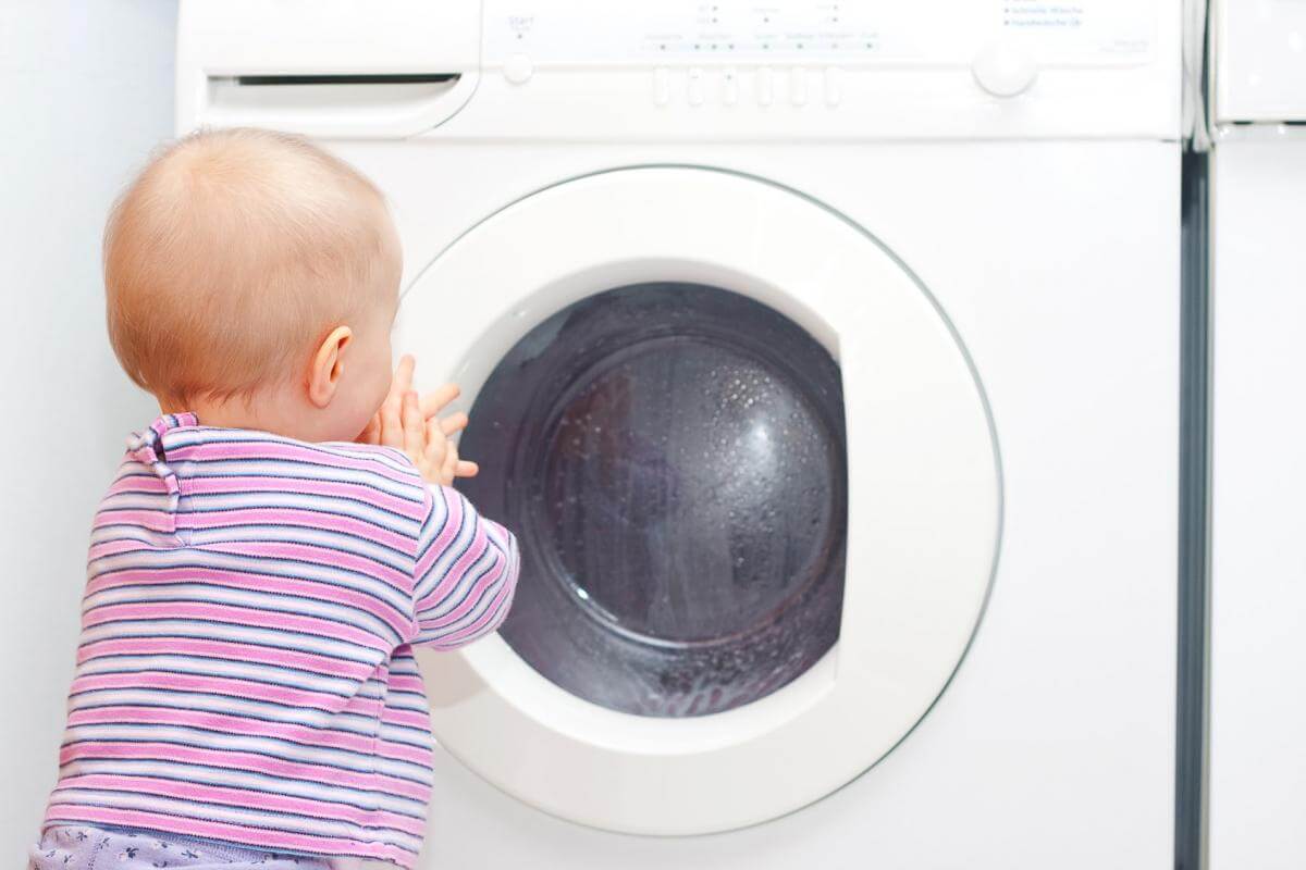 Baby vor Waschmaschine