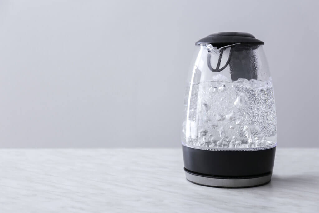 transparenter Wasserkocher mit kochendem Wasser