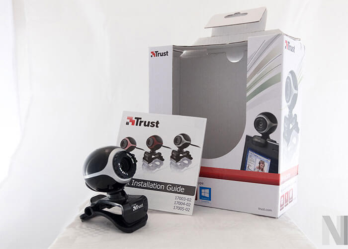 Ein 1,35 Meter langes USB-Kabel ist fest mit der Webcam verbunden; vor dem USB-Anschluss zweigt ein weiteres Kabel mit einem 3,5-Millimter-Klinkenstecker ab. Letzteres stecken Nutzer in den Audio-Eingang des Computers, sodass die Audio-Signale bei den Chats übertragen werden. Die geringe Länge mag beim Einsatz an Laptop oder Tablet völlig ausreichend sein, an einem Arbeitsplatz mit Desktop-Computern unter dem Schreibtisch wird eventuell ein Verlängerungskabel nötig sein. Inbetriebnahme und Bedienung In der Verpackung befinden sich neben der Webcam mit fest verbundenem, 1,35 Meter langem USB-Kabel zwei Booklets. Das eine ist eine kurze, piktografische Bedienungsanleitung, das andere enthält Sicherheits- und Entsorgungshinweise.