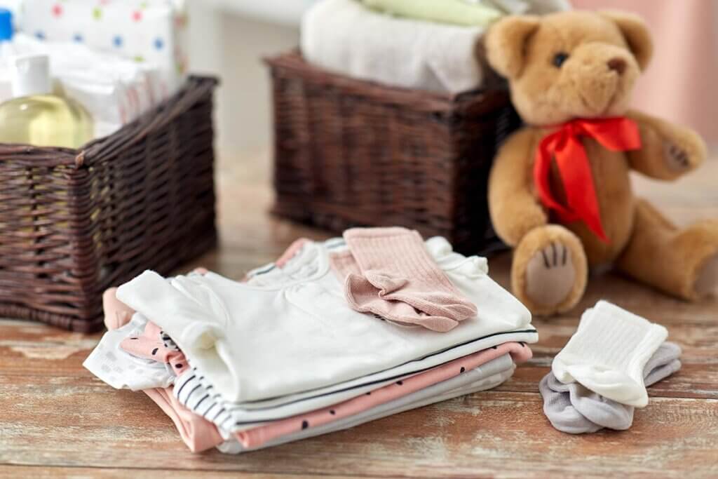 Babywäsche und Teddybär