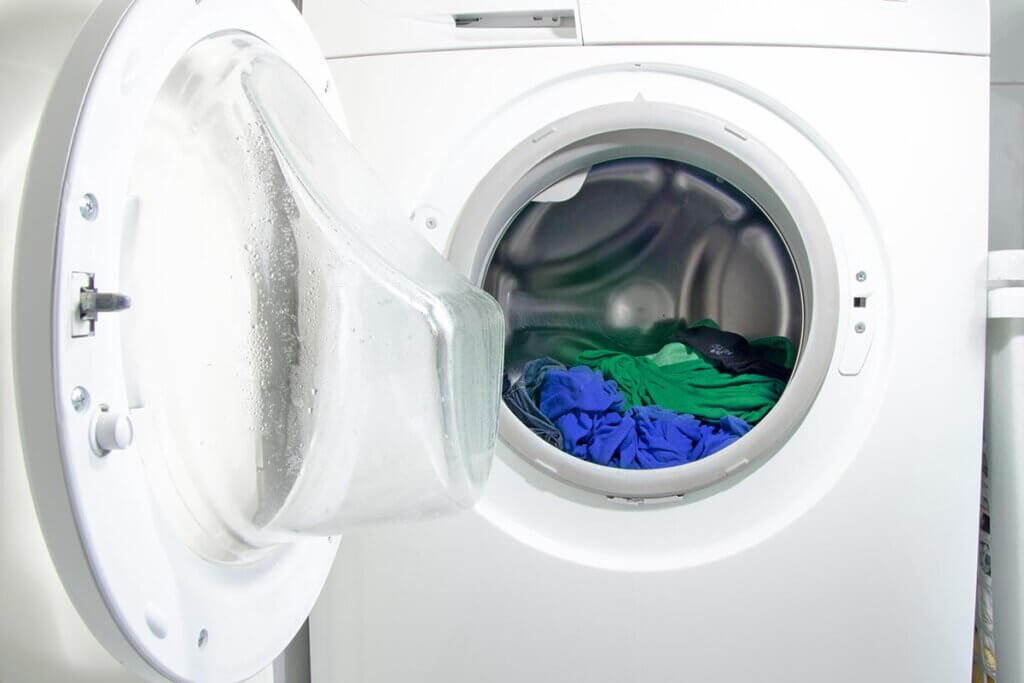 Buntwäsche in offener Waschmaschine