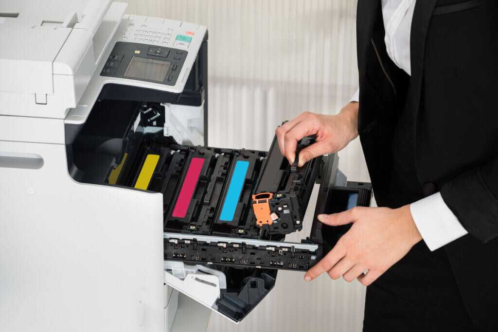 Toner eines Druckers wird ausgetauscht